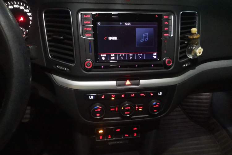 Used Volkswagen Sharan 2018 380TSI Luxury 7-Seater Audio And AC Panel