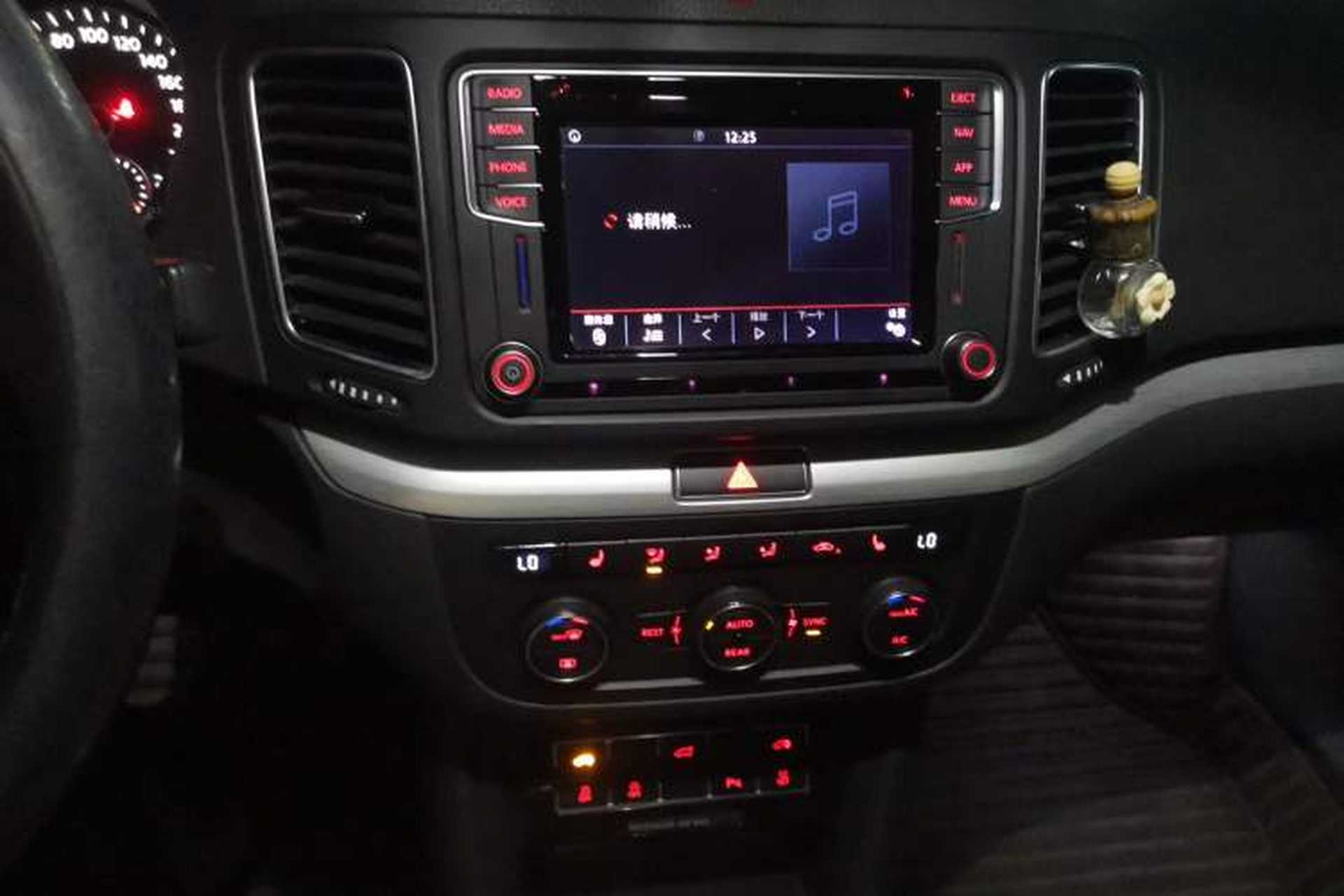 Used Volkswagen Sharan 2018 380TSI Luxury 7-Seater Audio And AC Panel