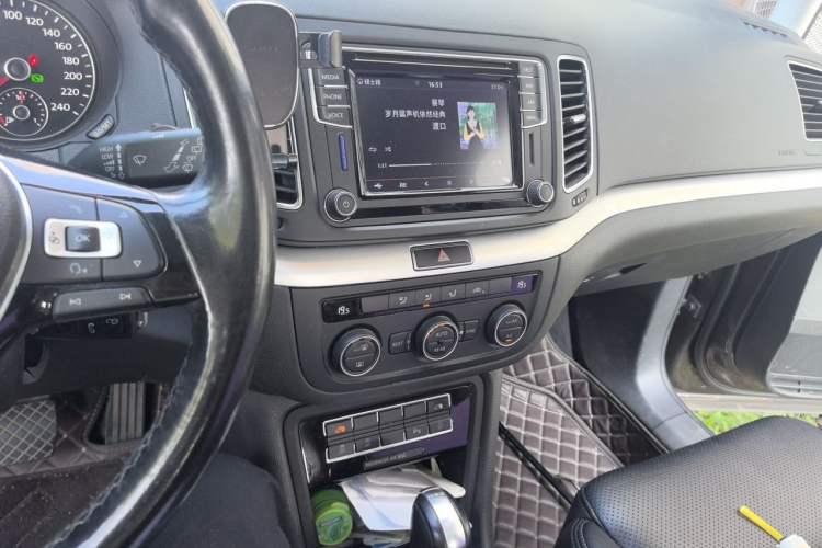 Used Volkswagen Sharan 2018 380TSI Comfort Edition 7-Seater Audio And AC Panel