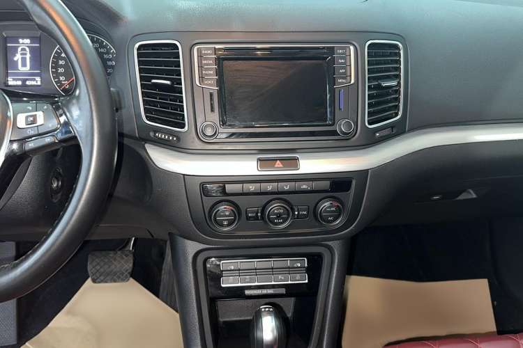 Used Volkswagen Sharan 2018 380TSI Comfort Edition 7-Seater Audio And AC Panel