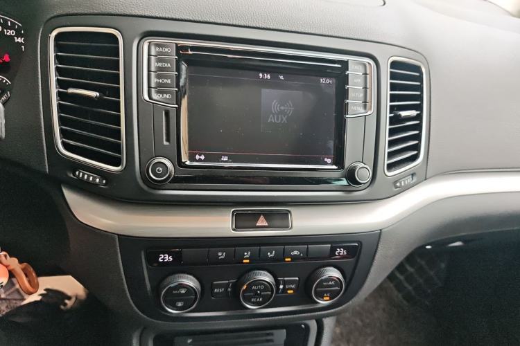 Used Volkswagen Sharan 2018 280TSI Enjoyment Model 7 Seats Audio And AC Panel