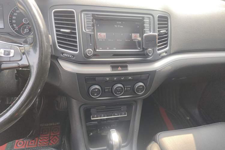 Used Volkswagen Sharan 2018 280TSI Enjoyment Model 7 Seats Audio And AC Panel