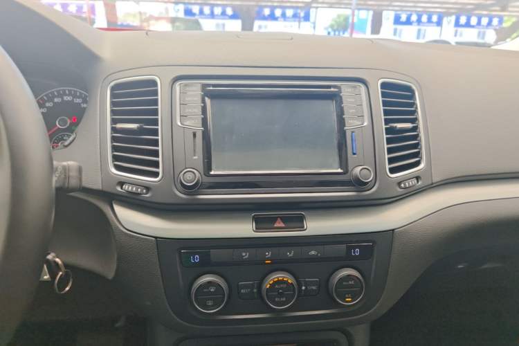 Used Volkswagen Sharan 2018 380TSI Comfort Edition 7-Seater Audio And AC Panel