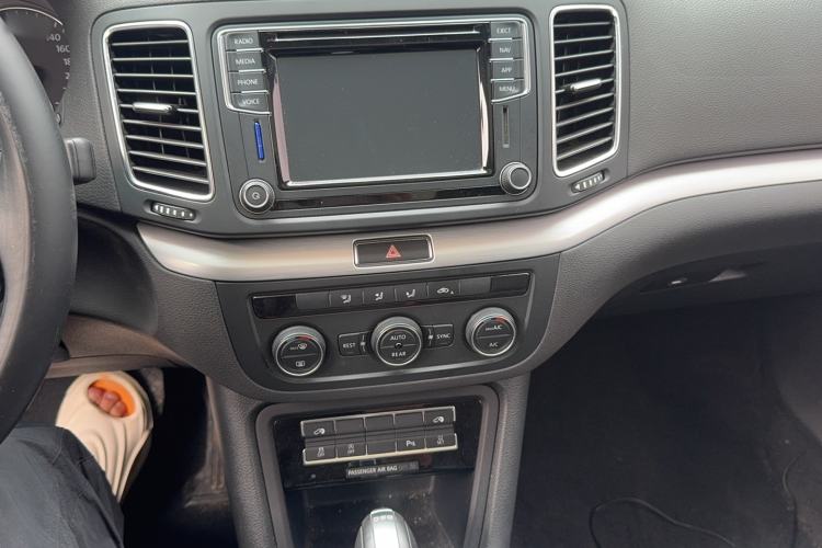 Used Volkswagen Sharan 2018 380TSI Comfort Edition 7-Seater Audio And AC Panel