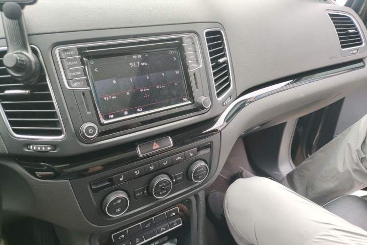 Used Volkswagen Sharan 2018 380TSI Luxury 7-Seater Audio And AC Panel