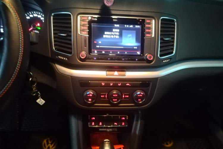 Used Volkswagen Sharan 2018 380TSI Comfort Edition 7-Seater Audio And AC Panel