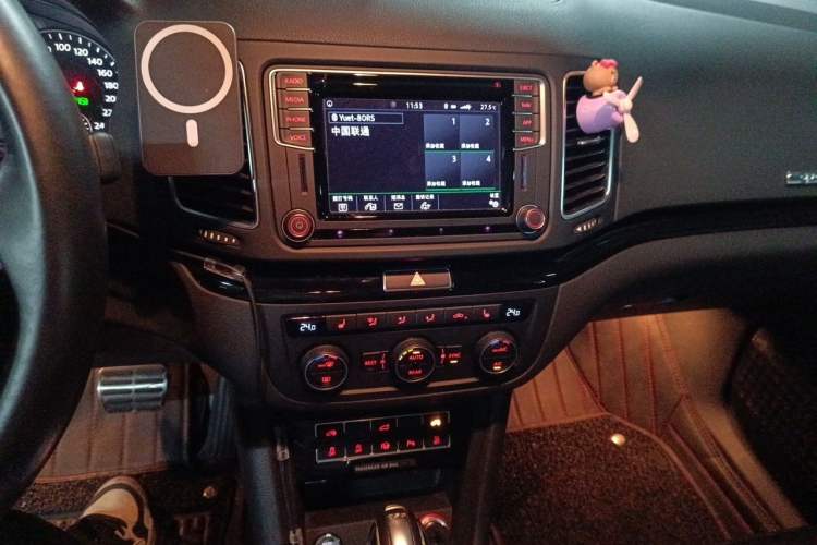 Used Volkswagen Sharan 2018 380TSI Flagship Model 6-Seater Audio And AC Panel