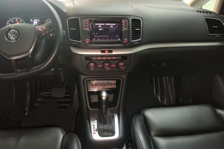 Used Volkswagen Sharan 2018 380TSI Comfort Edition 7-Seater Audio And AC Panel