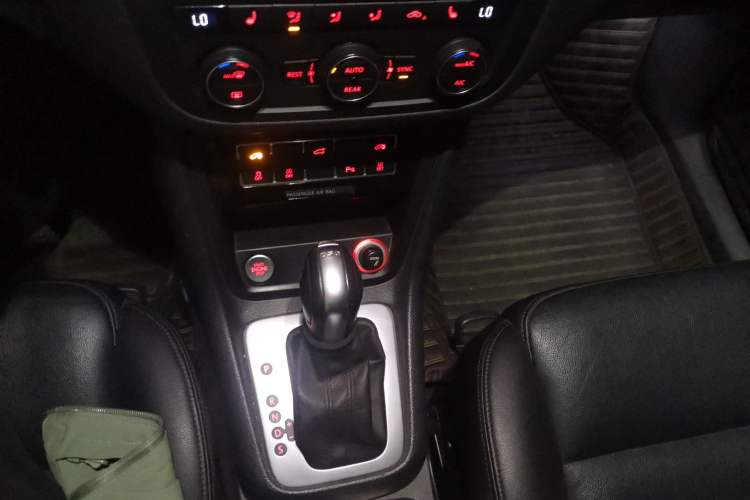Used Volkswagen Sharan 2018 380TSI Luxury 7-Seater Gear Lever