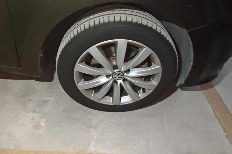 Used Volkswagen Sharan 2018 380TSI Luxury 7-Seater Right Front Wheel Hub