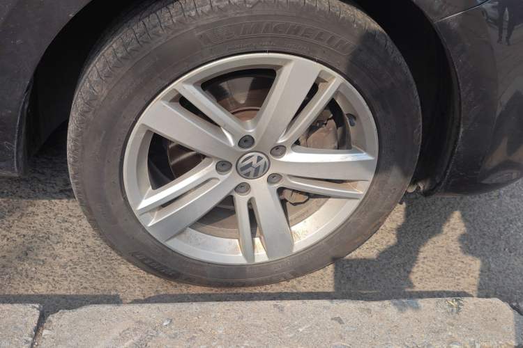 Used Volkswagen Sharan 2018 380TSI Luxury 7-Seater Right Front Wheel Hub