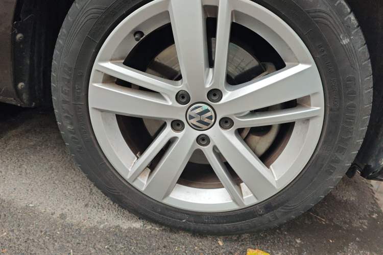 Used Volkswagen Sharan 2018 380TSI Comfort Edition 7-Seater Right Front Wheel Hub