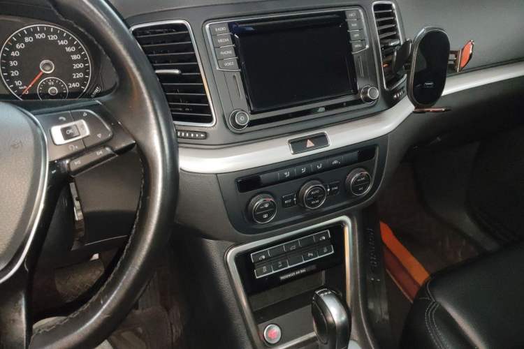 Used Volkswagen Sharan 2018 380TSI Enjoyment Edition Premium 7-Seater Audio And AC Panel