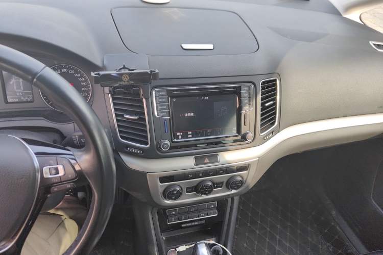 Used Volkswagen Sharan 2018 380TSI Comfort Edition 7-Seater Audio And AC Panel
