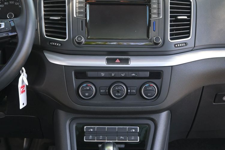 Used Volkswagen Sharan 2018 380TSI Comfort Edition 6-Seater Audio And AC Panel