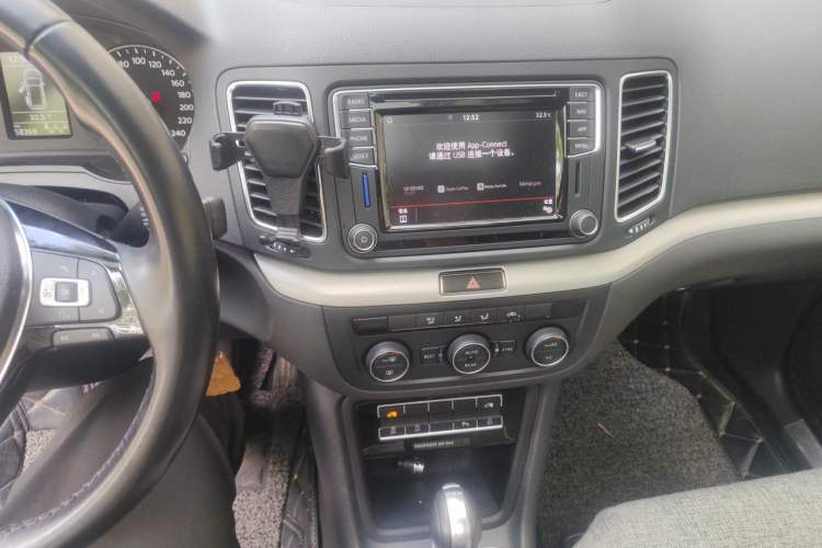 Used Volkswagen Sharan 2018 380TSI Comfort Edition 7-Seater Audio And AC Panel
