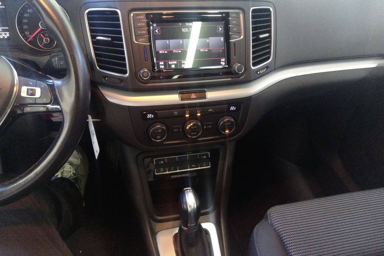 Used Volkswagen Sharan 2018 380TSI Comfort Edition 7-Seater Audio And AC Panel