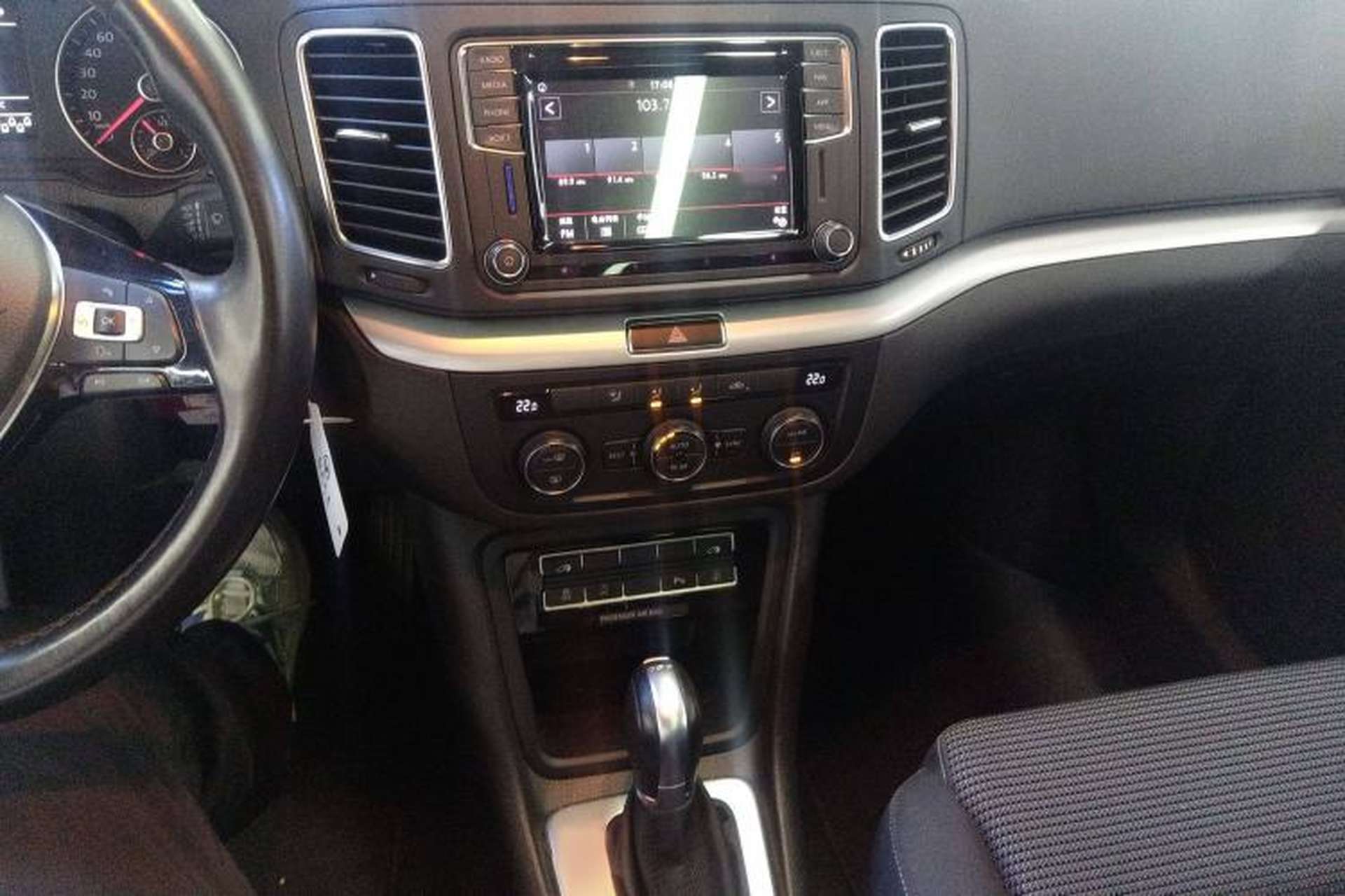 Used Volkswagen Sharan 2018 380TSI Comfort Edition 7-Seater Audio And AC Panel