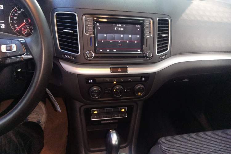 Used Volkswagen Sharan 2018 380TSI Comfort Edition 7-Seater Audio And AC Panel
