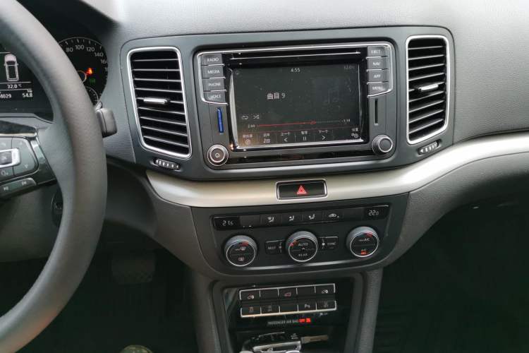 Used Volkswagen Sharan 2018 Revised Version 380TSI Comfort Edition 7-Seater Audio And AC Panel