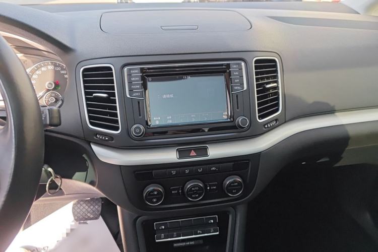 Used Volkswagen Sharan 2018 380TSI Comfort Edition 7-Seater Audio And AC Panel