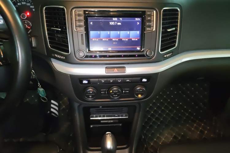 Used Volkswagen Sharan 2018 280TSI Enjoyment Model 7 Seats Audio And AC Panel
