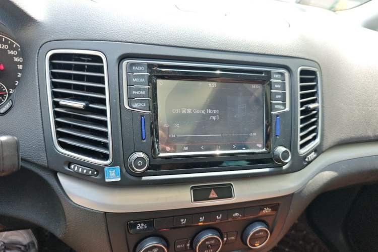 Used Volkswagen Sharan 2018 380TSI Comfort Edition 7-Seater Audio And AC Panel