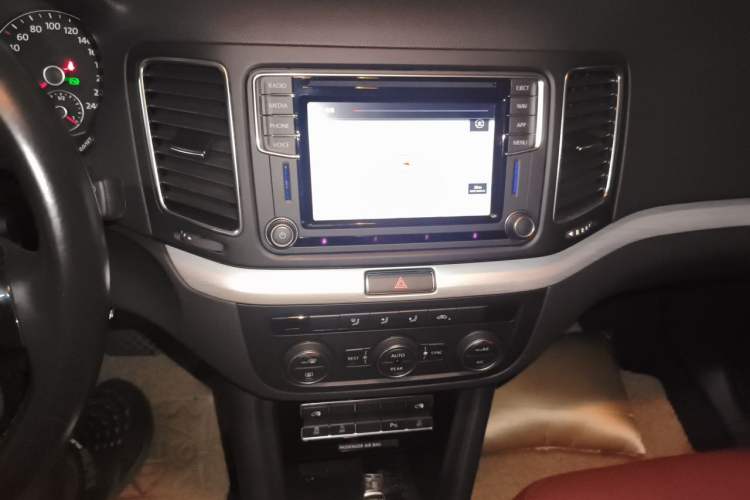 Used Volkswagen Sharan 2018 380TSI Comfort Edition 7-Seater Audio And AC Panel