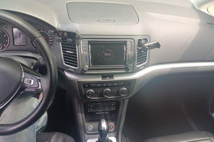 Used Volkswagen Sharan 2018 Revised Version 380TSI Comfort Edition 7-Seater Audio And AC Panel