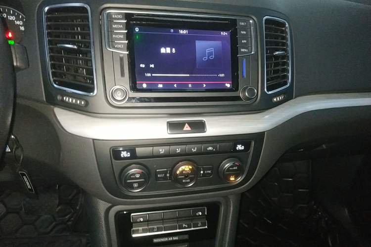 Used Volkswagen Sharan 2018 380TSI Comfort Edition 7-Seater Audio And AC Panel