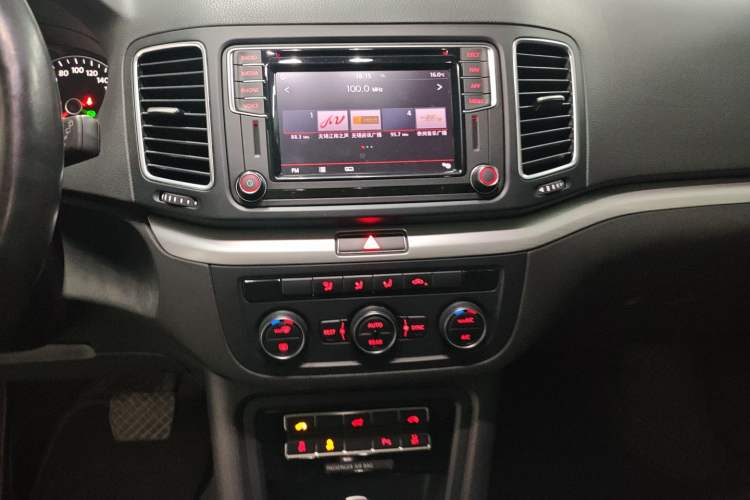 Used Volkswagen Sharan 2018 Revised Version 380TSI Comfort Edition 6-Seater Audio And AC Panel