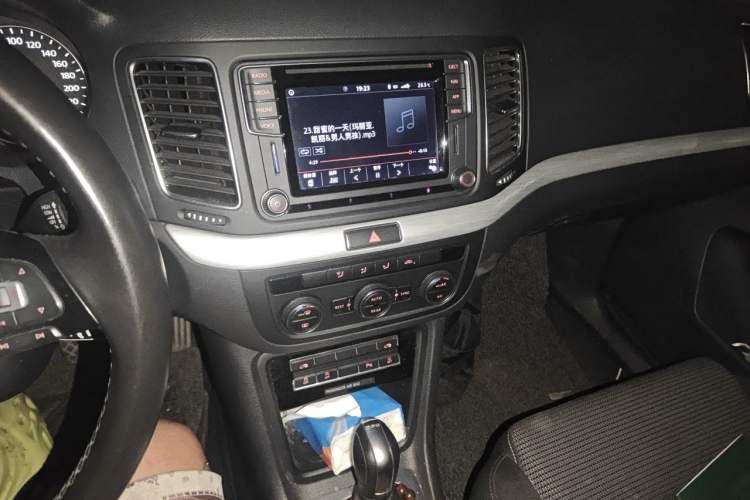 Used Volkswagen Sharan 2018 380TSI Comfort Edition 7-Seater Audio And AC Panel