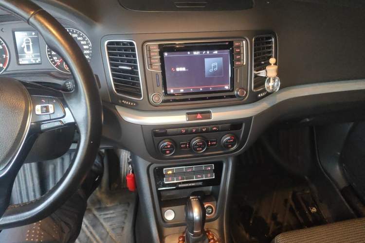 Used Volkswagen Sharan 2018 380TSI Comfort Edition 6-Seater Audio And AC Panel