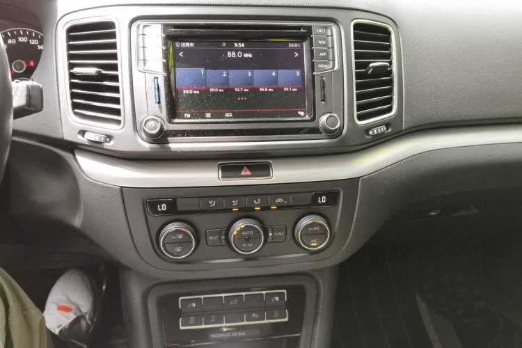 Used Volkswagen Sharan 2018 Revised Version 380TSI Comfort Edition 7-Seater Audio And AC Panel