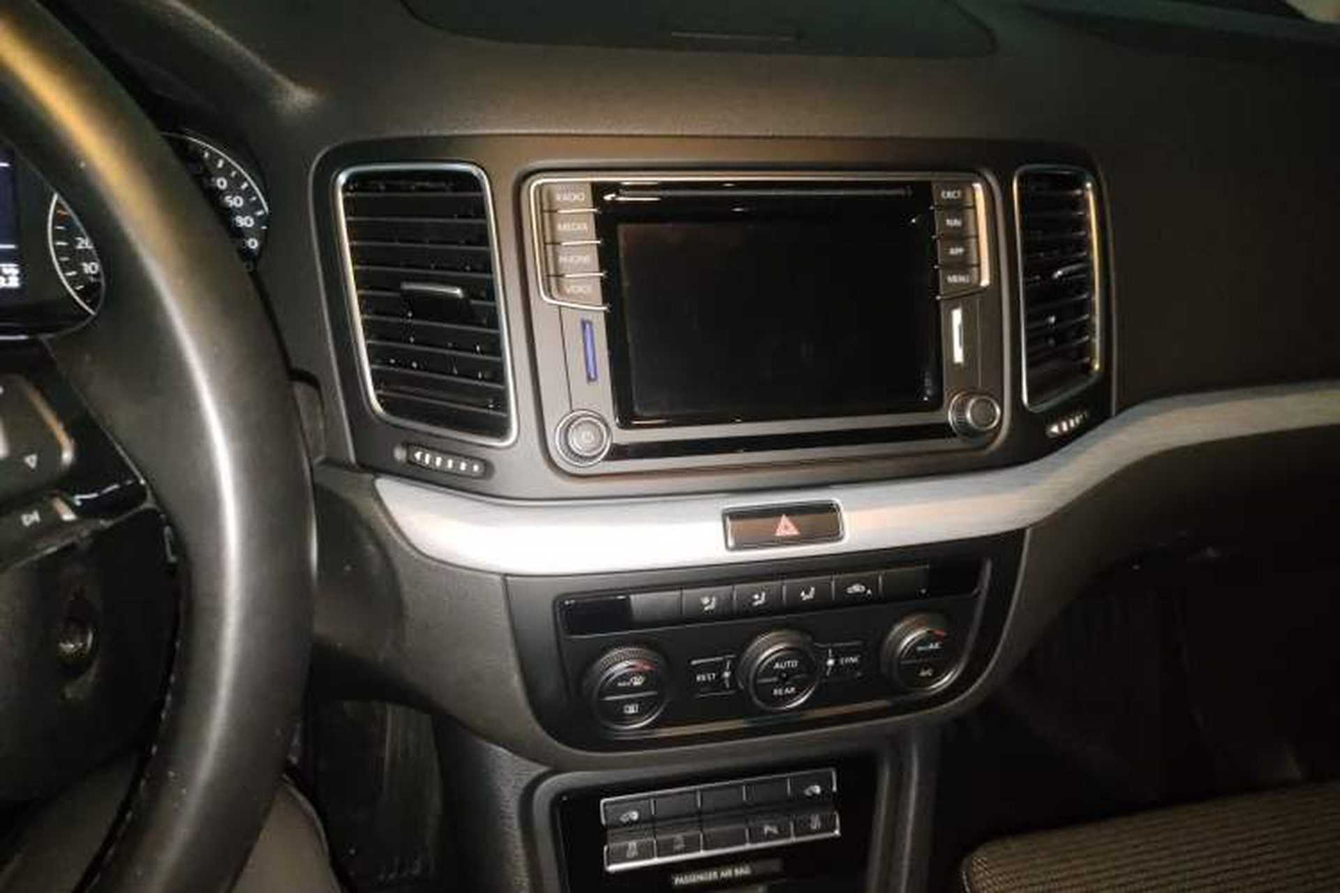 Used Volkswagen Sharan 2018 380TSI Comfort Edition 7-Seater Audio And AC Panel