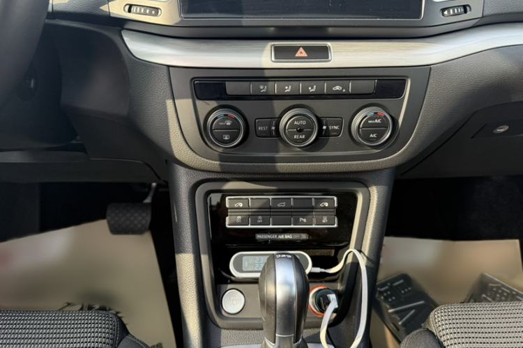 Used Volkswagen Sharan 2018 Revised Version 380TSI Comfort Edition 7-Seater Audio And AC Panel