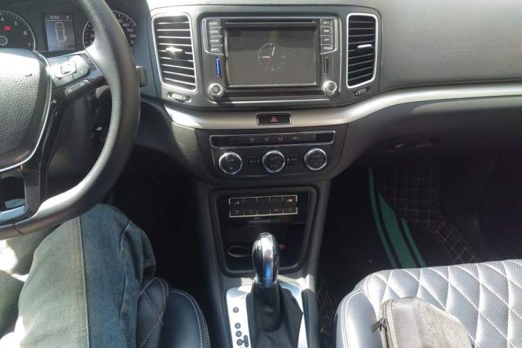 Used Volkswagen Sharan 2018 380TSI Comfort Edition 7-Seater Audio And AC Panel