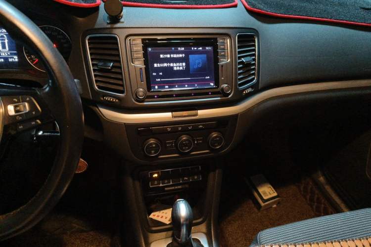 Used Volkswagen Sharan 2018 380TSI Comfort Edition 6-Seater Audio And AC Panel