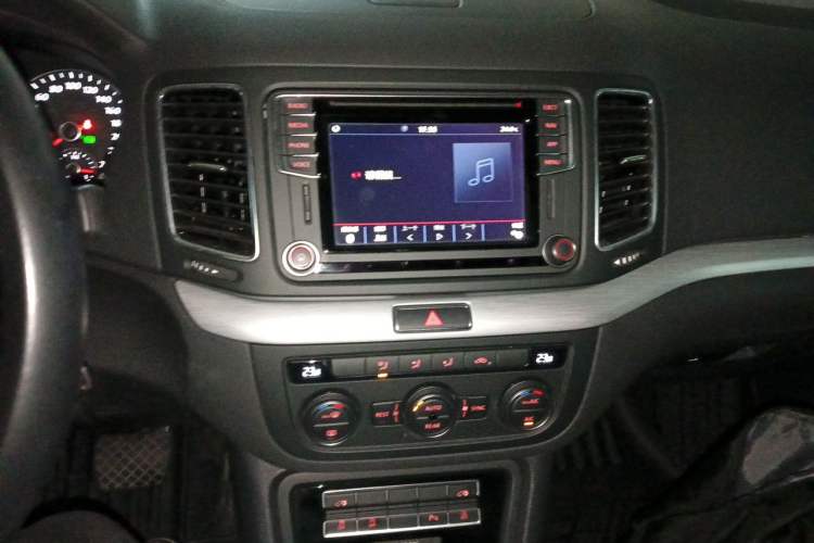 Used Volkswagen Sharan 2018 380TSI Comfort Edition 7-Seater Audio And AC Panel