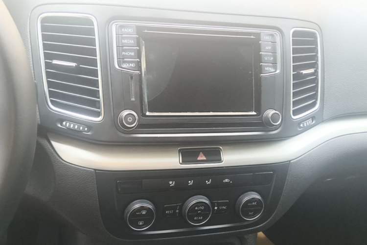 Used Volkswagen Sharan 2018 280TSI Enjoyment Model 7 Seats Audio And AC Panel
