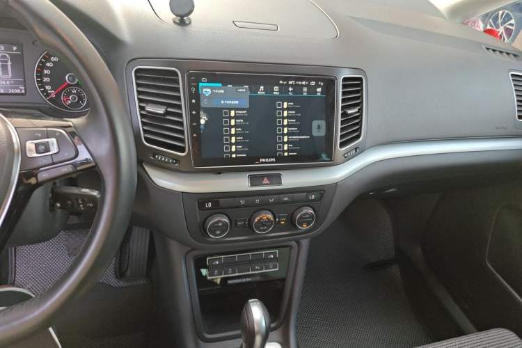 Used Volkswagen Sharan 2018 380TSI Comfort Edition 7-Seater Audio And AC Panel