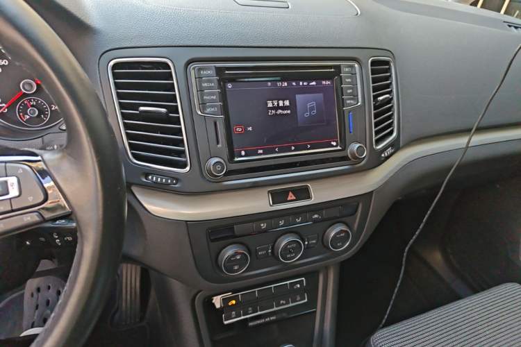 Used Volkswagen Sharan 2018 380TSI Comfort Edition 7-Seater Audio And AC Panel
