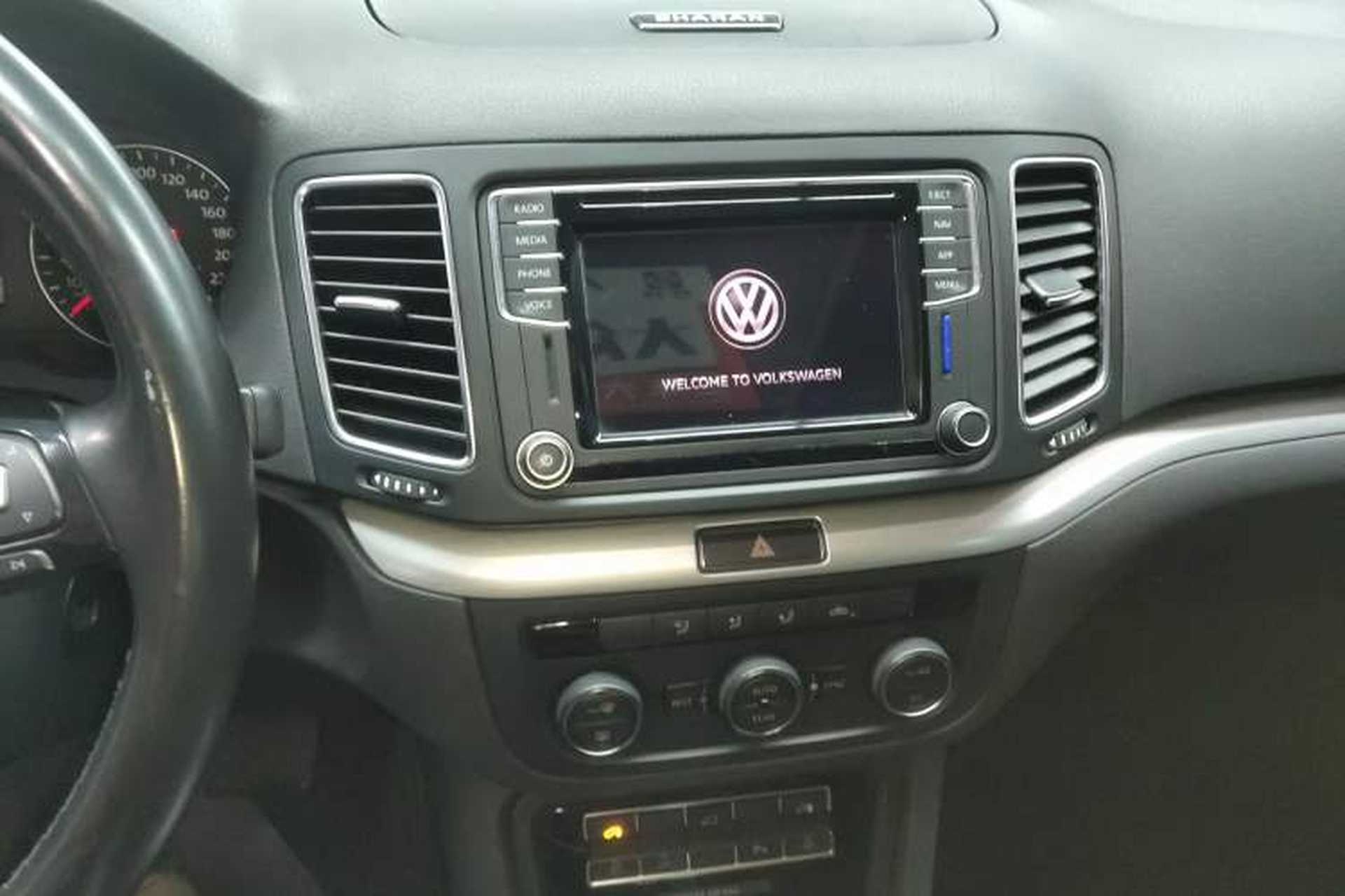 Used Volkswagen Sharan 2018 Revised Version 380TSI Comfort Edition 7-Seater Audio And AC Panel