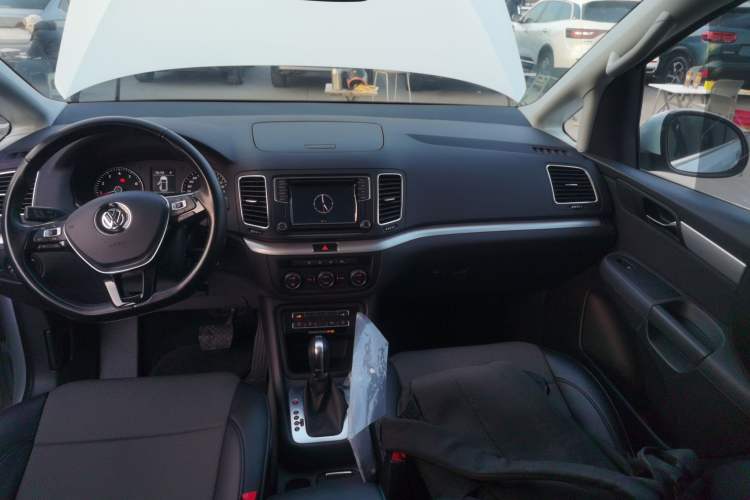 Used Volkswagen Sharan 2018 380TSI Comfort Edition 7-Seater Audio And AC Panel