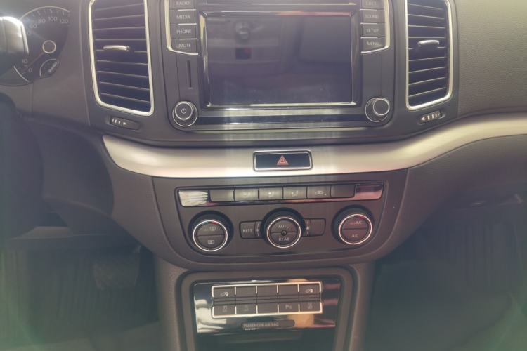 Used Volkswagen Sharan 2018 380TSI Comfort Edition 6-Seater Audio And AC Panel