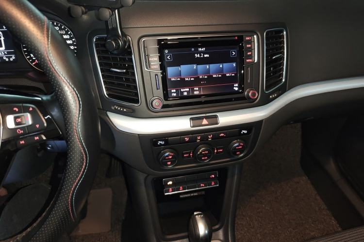 Used Volkswagen Sharan 2018 380TSI Comfort Edition 6-Seater Audio And AC Panel