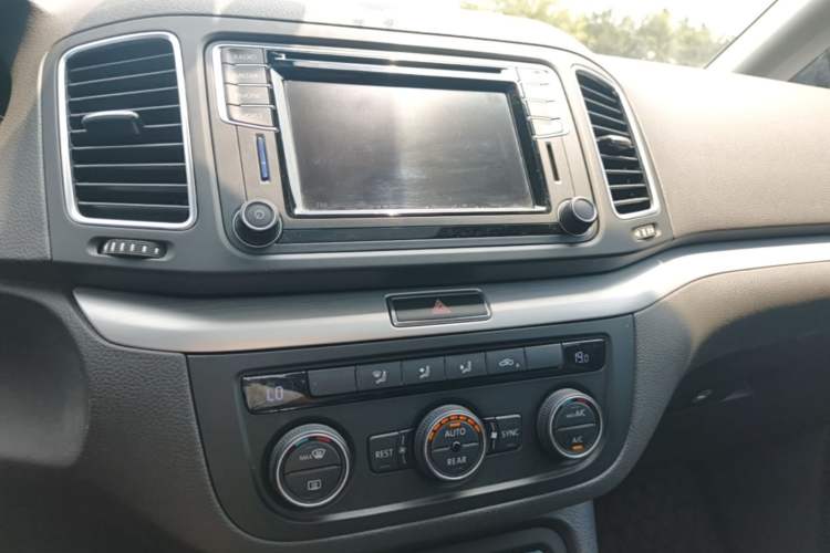 Used Volkswagen Sharan 2018 380TSI Comfort Edition 7-Seater Audio And AC Panel