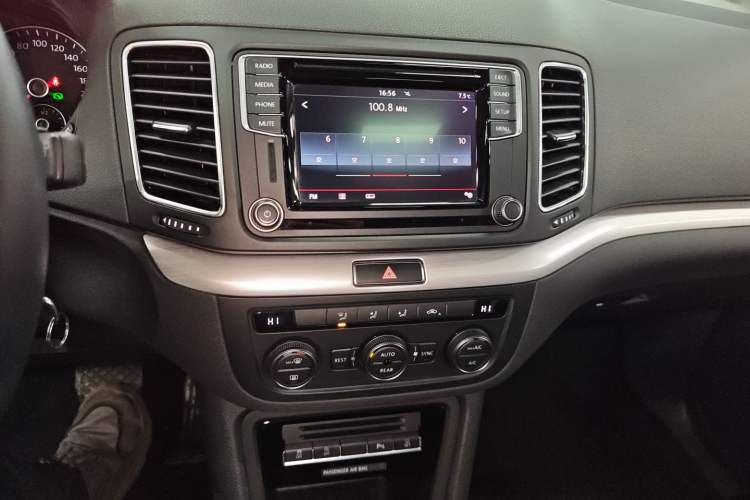 Used Volkswagen Sharan 2018 280TSI Enjoyment Model 7 Seats Audio And AC Panel