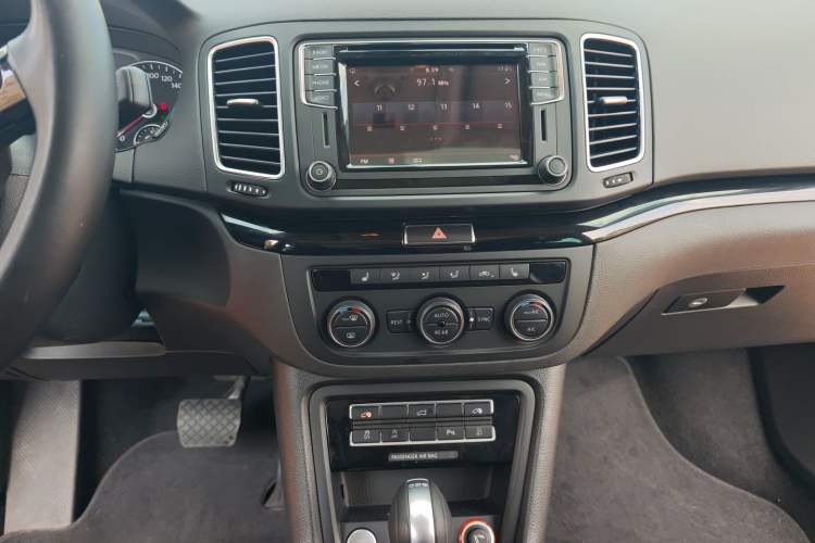 Used Volkswagen Sharan 2018 380TSI Enjoyment Edition Premium 7-Seater Audio And AC Panel