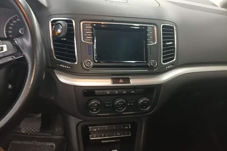 Used Volkswagen Sharan 2018 380TSI Comfort Edition 7-Seater Audio And AC Panel